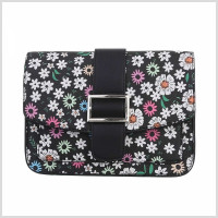 Moteriška rankinė per petį išmarginta gėlytėmis su sagtimi, juoda spalva